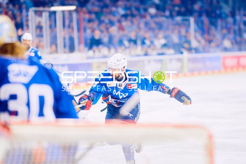 Adler-Spieler sprintet über das Eis