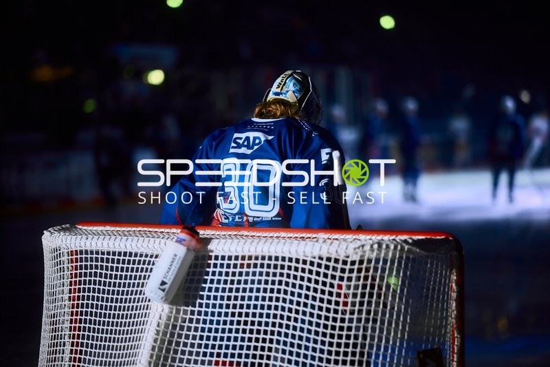 Torwart wartet auf Spielbeginn