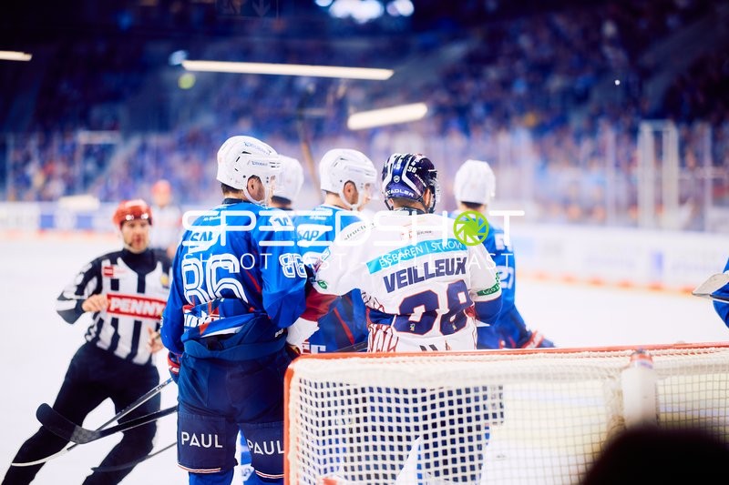 Diskussion vor dem Tor