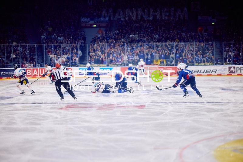 Intensive Eishockeyaktion bei Adler Mannheim gegen Eisbären Berlin