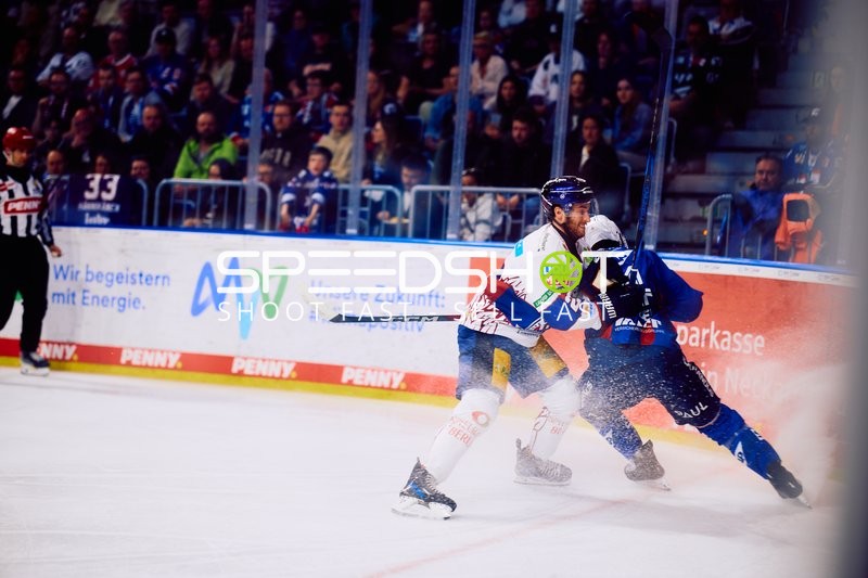 Intensiver Bodycheck beim Playoff-Duell