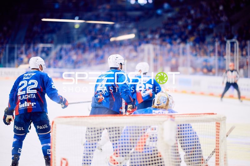 Verteidigung der Adler Mannheim vor eigenem Tor