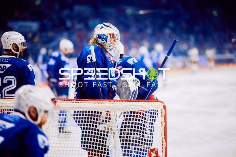 Torwart der Adler Mannheim wartet auf den nächsten Angriff