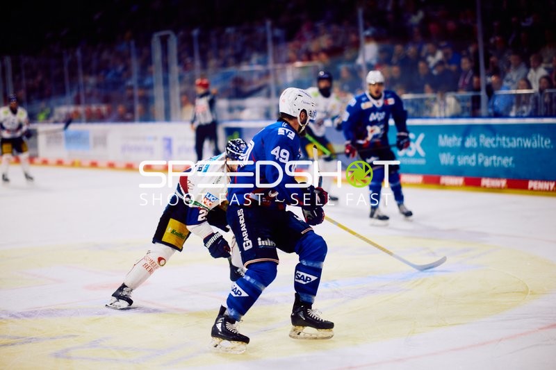 Zweikampf zwischen Adler Mannheim und Eisbären Berlin