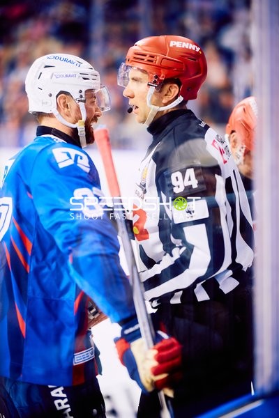 Diskussion zwischen Spieler und Schiedsrichter