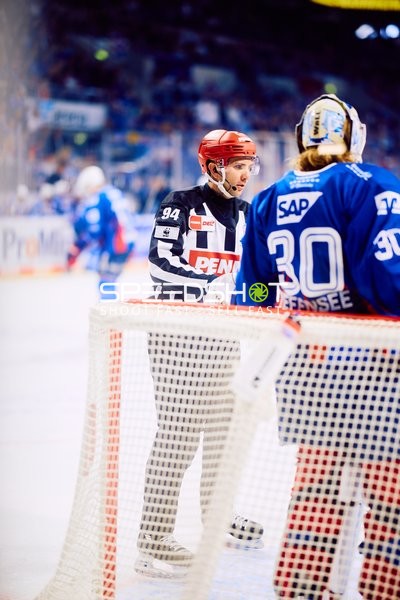 Diskussion zwischen Torwart und Schiedsrichter