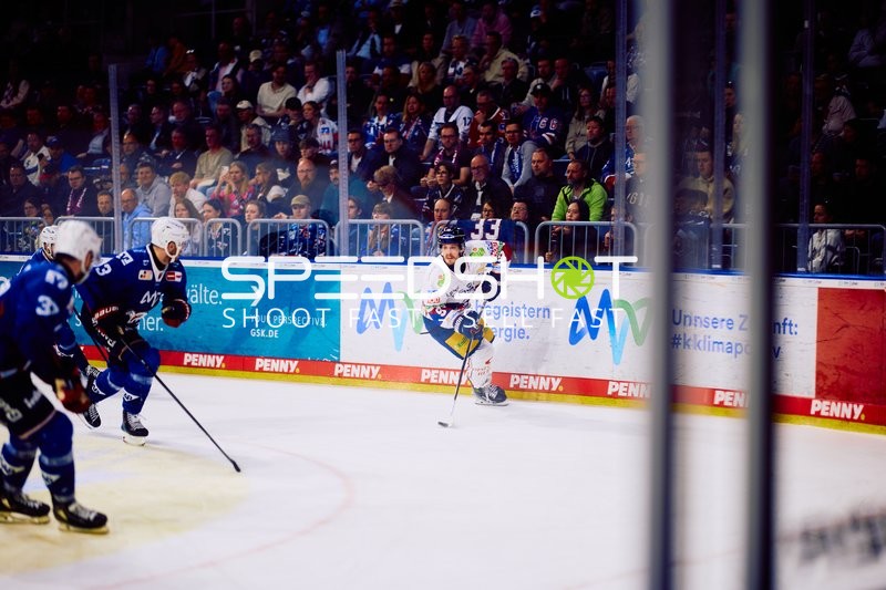 Harter Zweikampf an der Bande