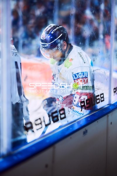 Spieler der Eisbären Berlin auf der Strafbank