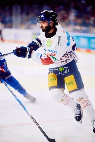 Eisbären-Spieler im schnellen Lauf auf dem Eis