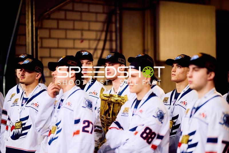 Jungadler feiern Meisterschaftstitel