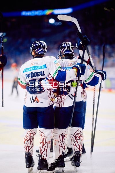 Eisbären Spieler feiern