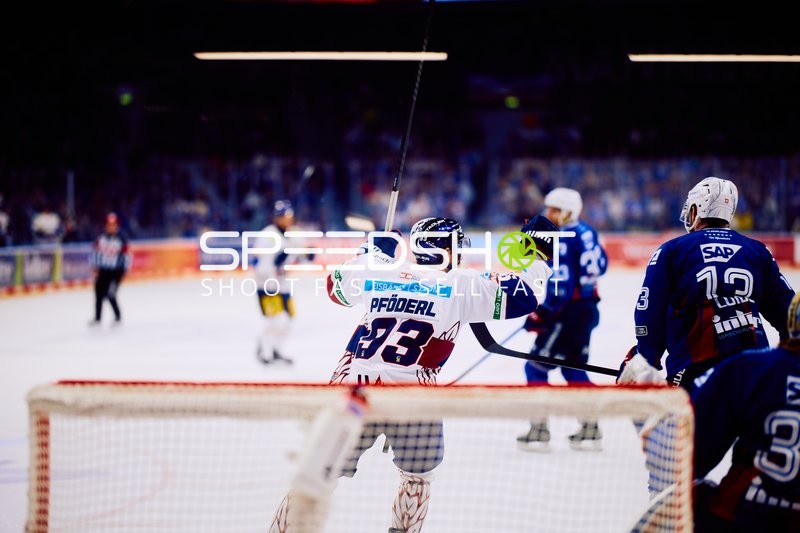 Schuss von Eisbären Berlin auf das Tor der Adler Mannheim