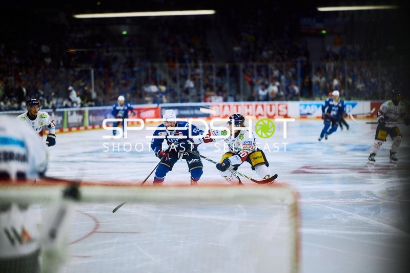 Mannheimer Spieler im Zweikampf mit Berliner Gegner