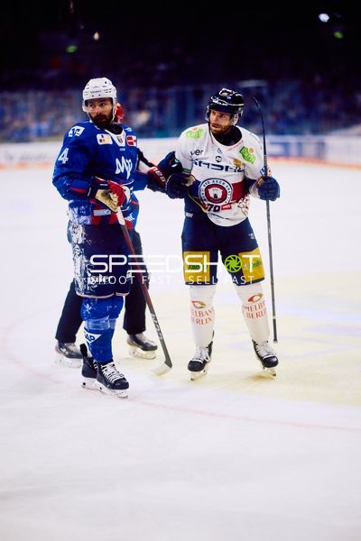 Spielerinteraktion zwischen Adler Mannheim und Eisbären Berlin