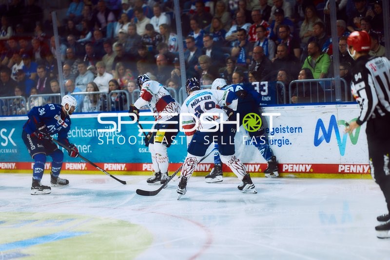 Puckkampf an der Bande