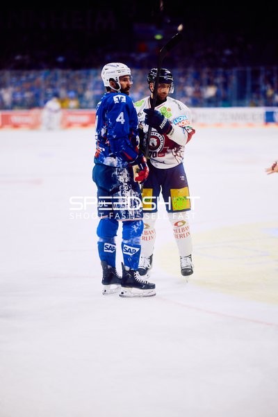 Spieler im Gespräch während Playoff-Spiel