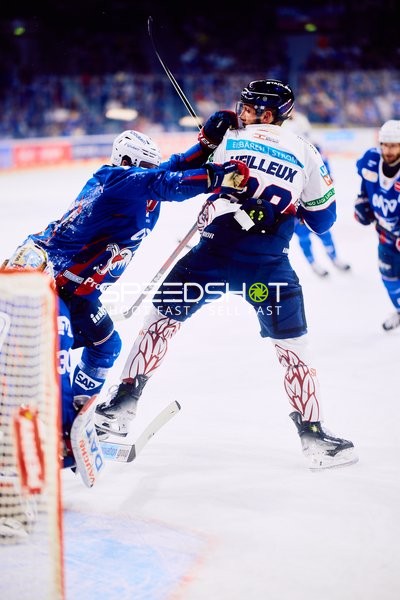 Kampf während Adler gegen Eisbären Playoff-Spiel
