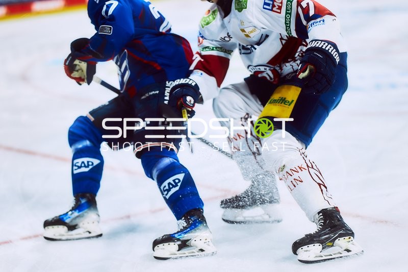 Kampf um den Puck im Playoff-Halbfinale