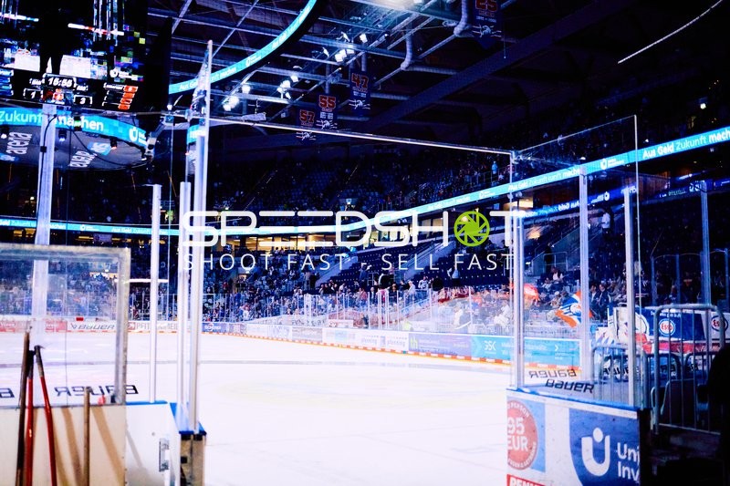 Leere Eisfläche während des Drittelwechsels