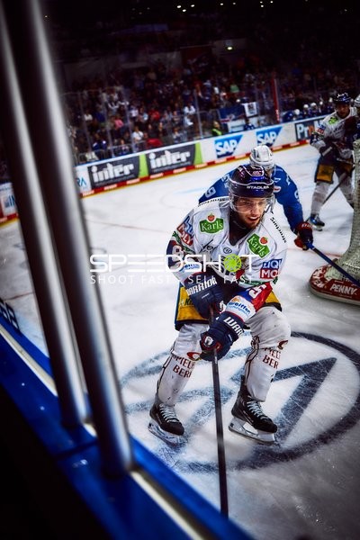 Zweikampf an der Bande