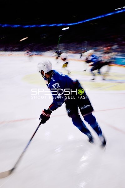 Adler Mannheim Spieler in Aktion gegen Eisbären Berlin