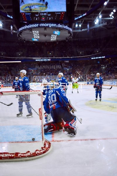 Adler Mannheim verteidigt gegen Eisbären Berlin