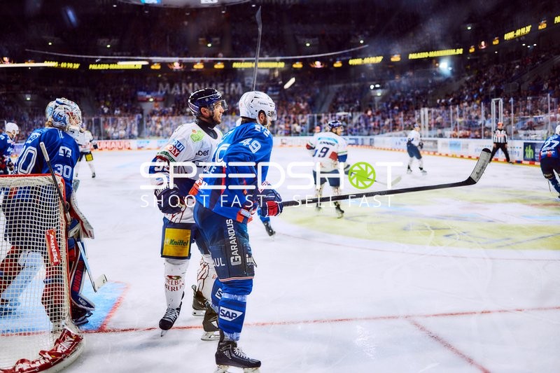 Körpereinsatz im Playoff Duell