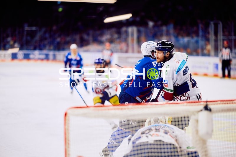 Körperkontakt im Playoff-Halbfinale