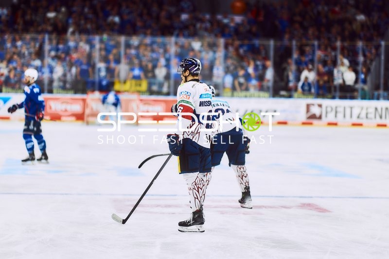 Eisbären Berlin Spieler warten während des Spiels