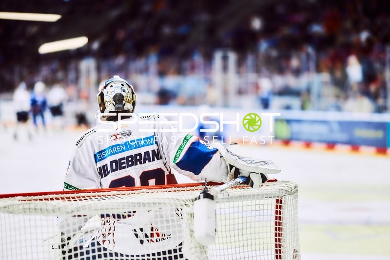 Eisbären-Torwart wartet auf Spielgeschehen
