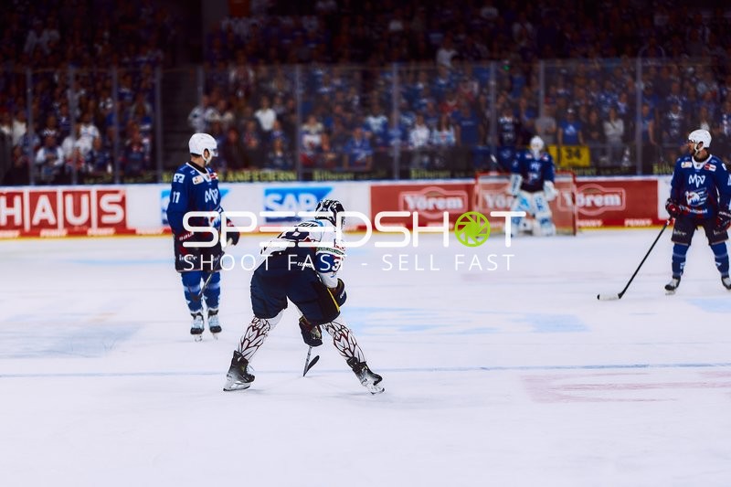 Spieler der Eisbären Berlin mit Nummer 29 in Aktion