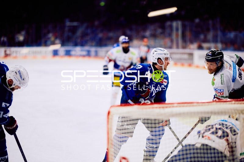 Torwart im Fokus während Mannheim Angriff