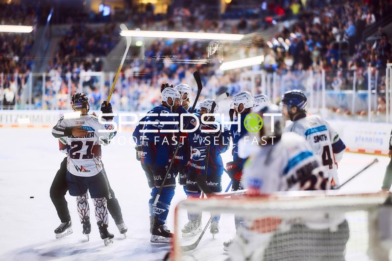 Adler Mannheim feiern Tor gegen Eisbären Berlin