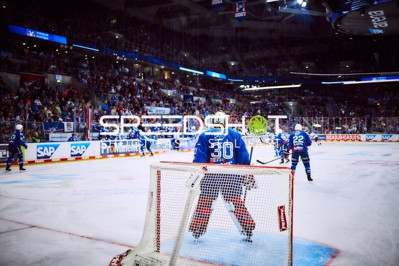 Adler Mannheim verteidigt gegen Eisbären Berlin