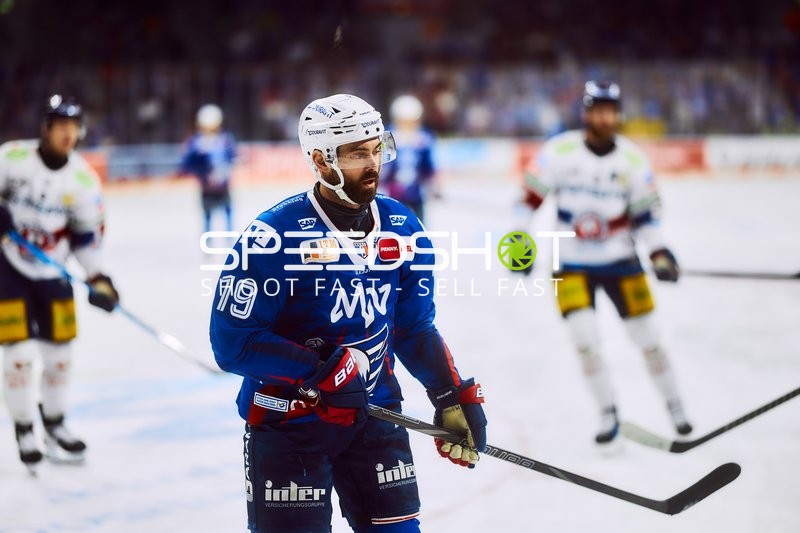 Adler Mannheim Spieler Nummer 79 in Aktion
