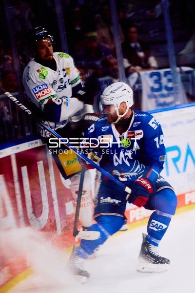 Zweikampf an der Bande im Halbfinale