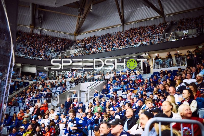 Fanmenge in der SAP Arena