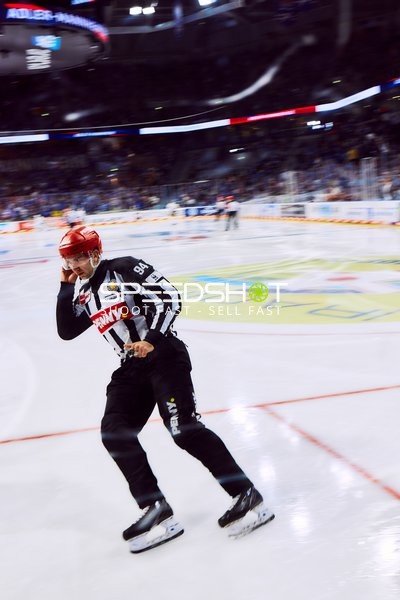 Schiedsrichter skatet über das Eis im Playoffspiel