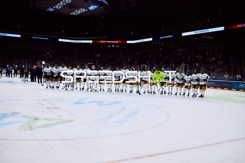 Eisbären Berlin feiern Sieg