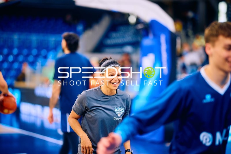 Serena Benavente strahlt beim Aufwärmen