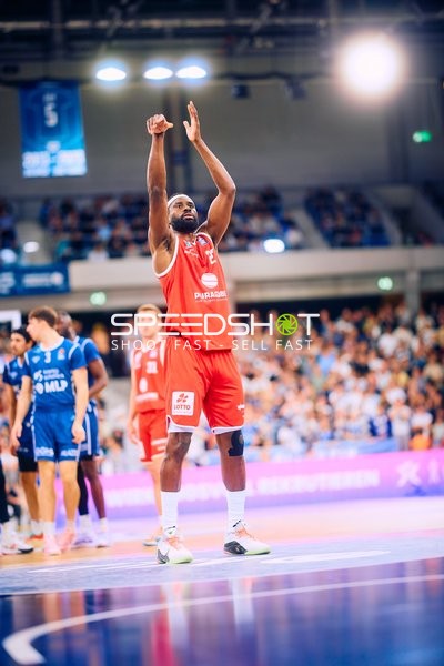 Präziser Freiwurf von Spieler Nummer 13