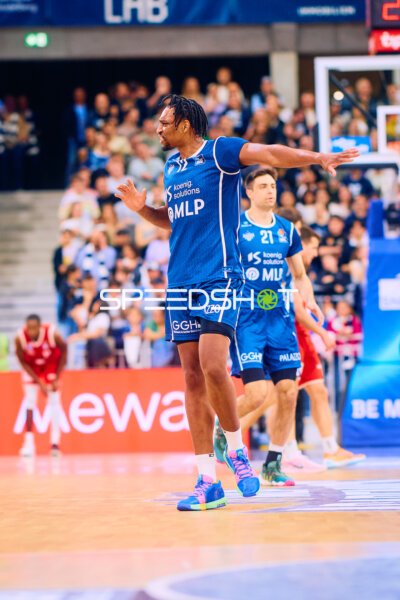 Verteidigungsaktion beim Basketballspiel in Heidelberg