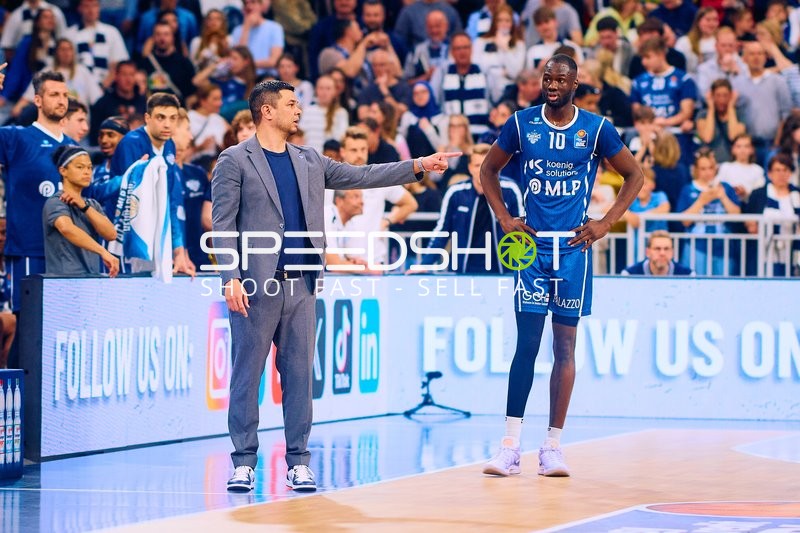 Spielbesprechung am Spielfeldrand