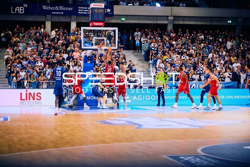 Syntainics MBC Spieler wirft auf den Korb