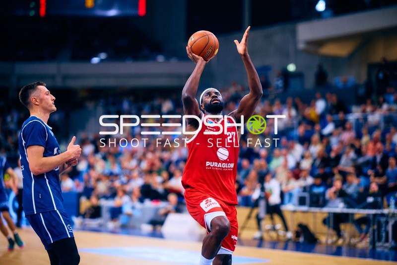 Wurfaktion von Nummer 27 der Syntainics MBC