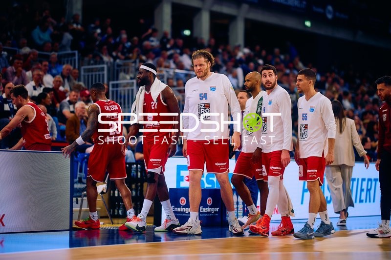 John Bryant an der Bank mit Teamkollegen bei Syntainics MBC