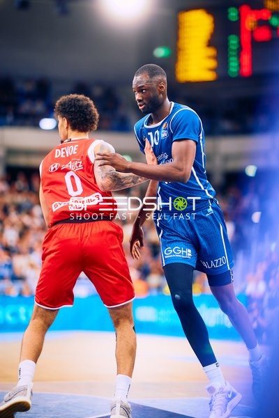 Intensive Verteidigung im Basketballspiel