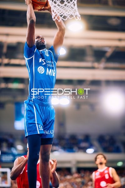 Slam Dunk von MLP Academics gegen SYNTAINICS MBC