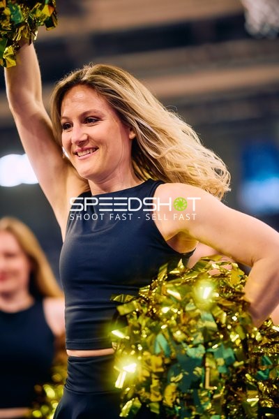 Mitreißende Cheerleader Performance bei Spielpause