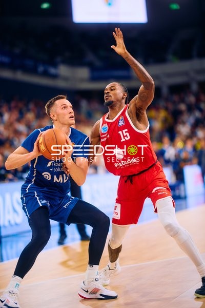 Intensive Verteidigungsszene bei MLP Academics gegen SYNTAINICS MBC